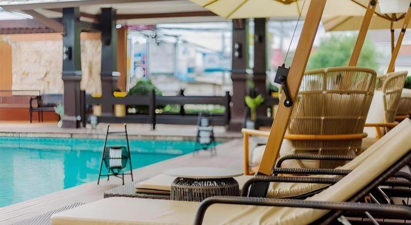 Sarita Chalet & Spa Hotel - Sha Extra Plus Jomtien Beach Esterno foto